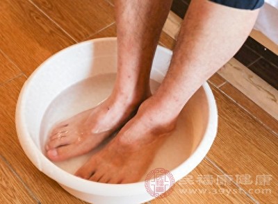 睡前一个习惯：温水泡脚，助眠去湿