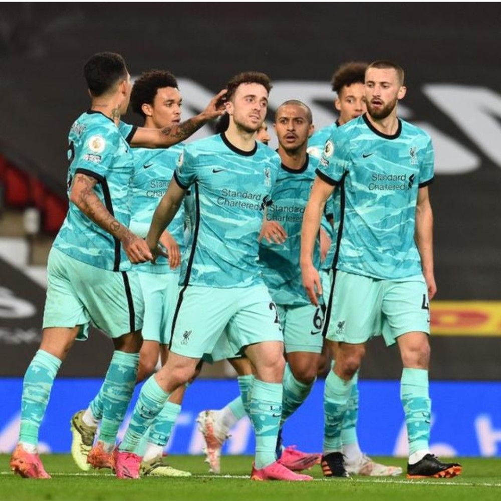 _足球曼联利物浦_穿曼联球衣在利物浦