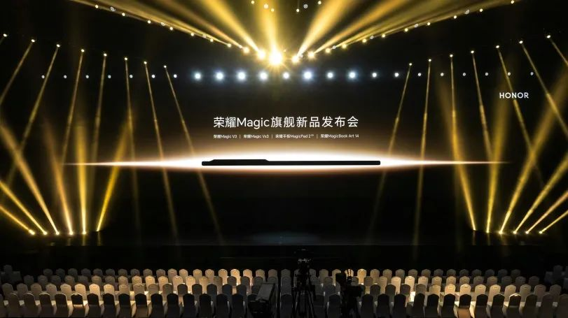 荣耀Magic V3挑战成功：打造世界最高纸牌屋，获吉尼斯认证__荣耀Magic V3挑战成功：打造世界最高纸牌屋，获吉尼斯认证