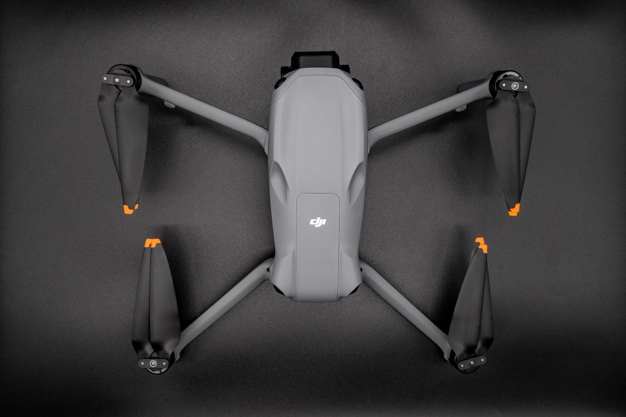 DJI Air 3S无人机评测：回归1英寸，双摄设计，避障返航更安全
