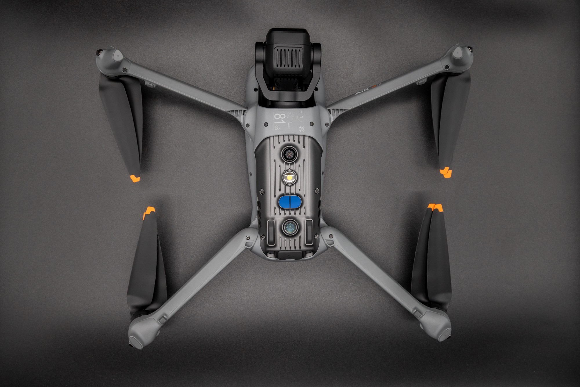 DJI Air 3S无人机评测：回归1英寸，双摄设计，避障返航更安全