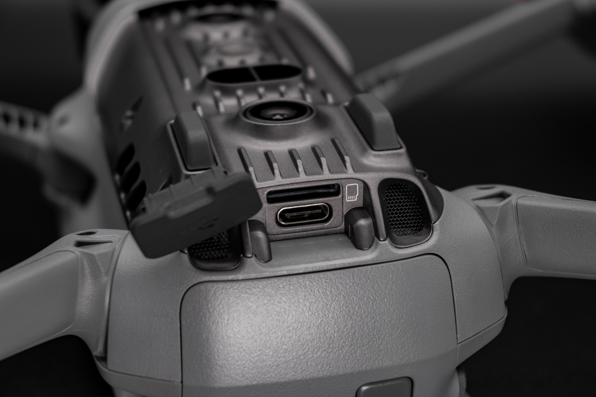 DJI Air 3S无人机评测：回归1英寸，双摄设计，避障返航更安全