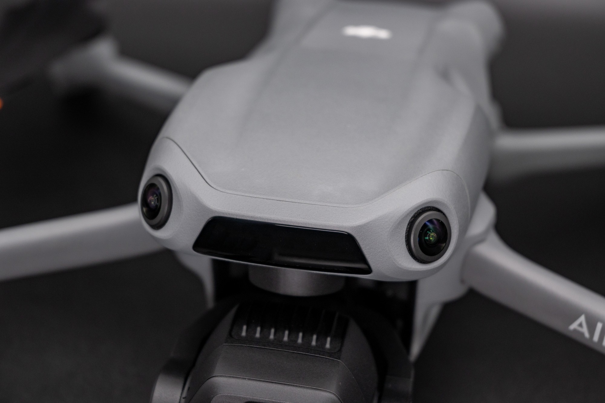 DJI Air 3S无人机评测：回归1英寸，双摄设计，避障返航更安全