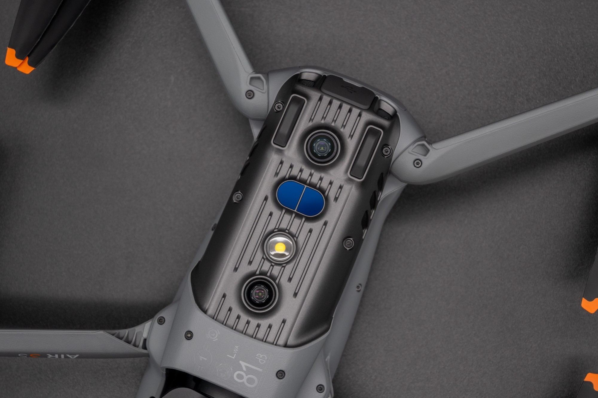DJI Air 3S无人机评测：回归1英寸，双摄设计，避障返航更安全
