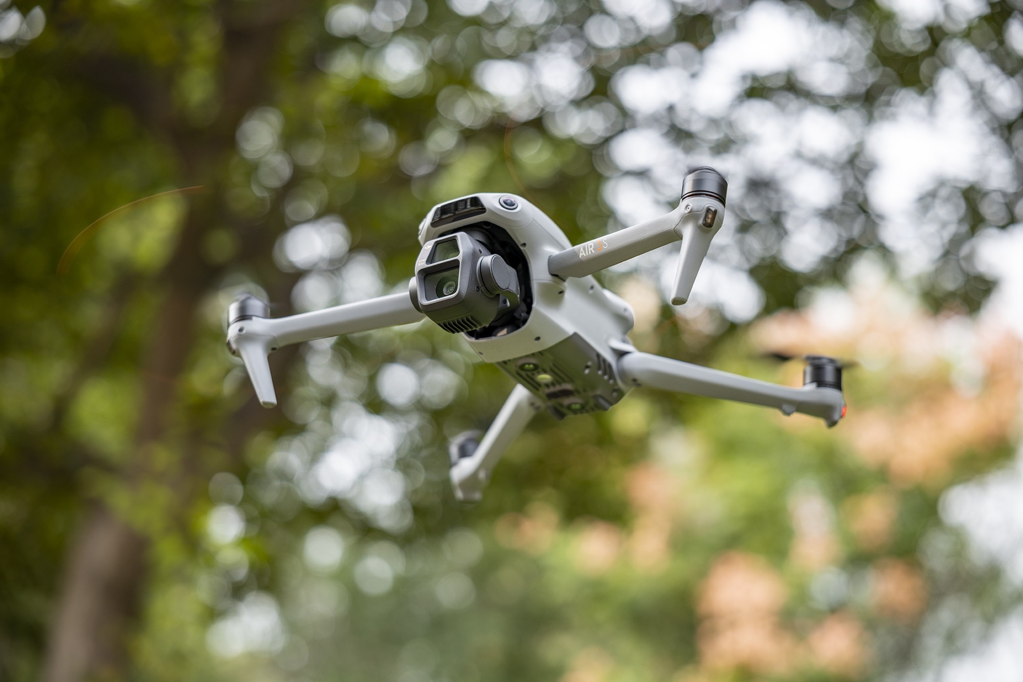 DJI Air 3S无人机评测：回归1英寸，双摄设计，避障返航更安全