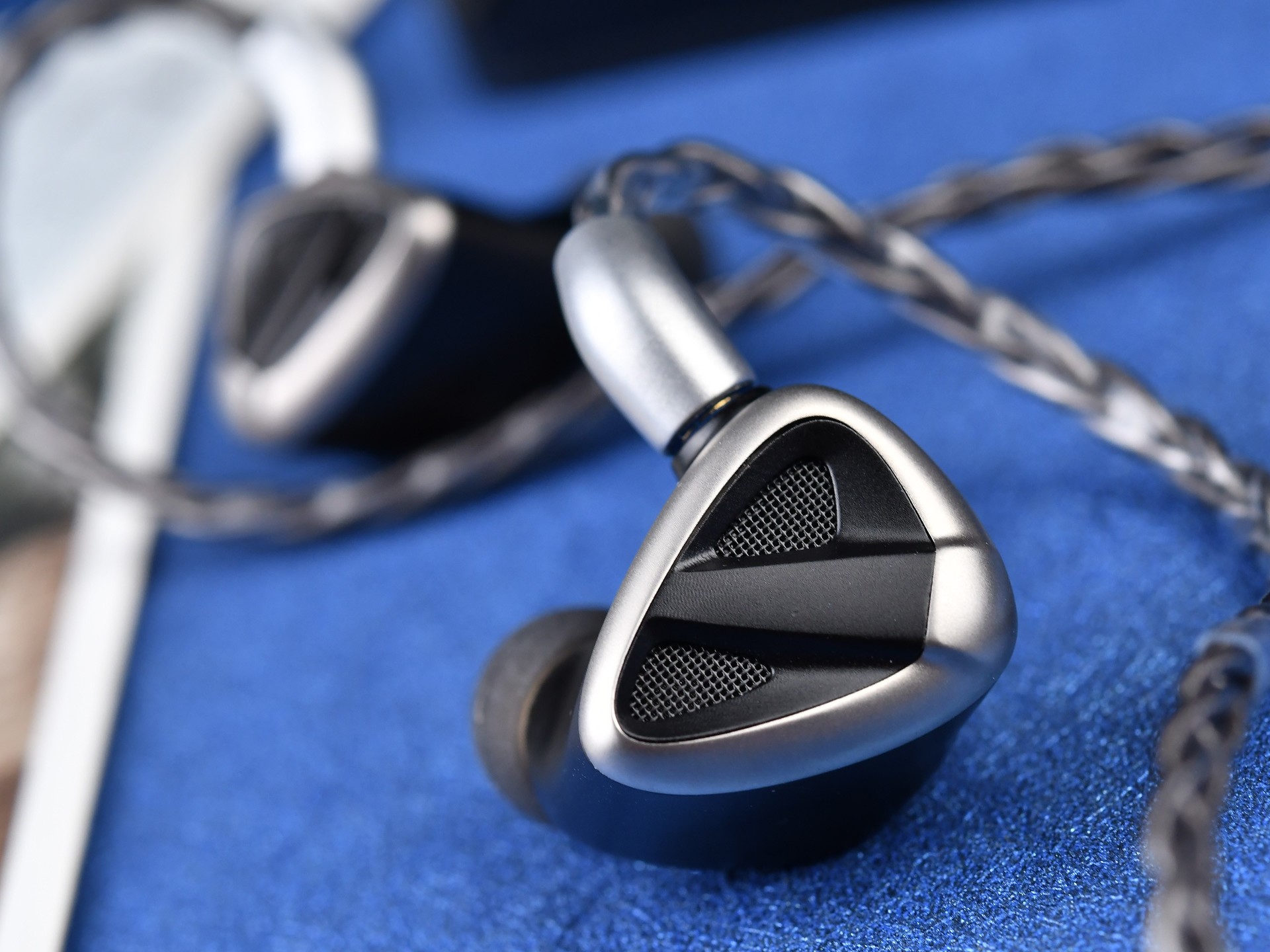 飞傲FH19八单元耳机评测：加量不加价的真旗舰圈铁耳机