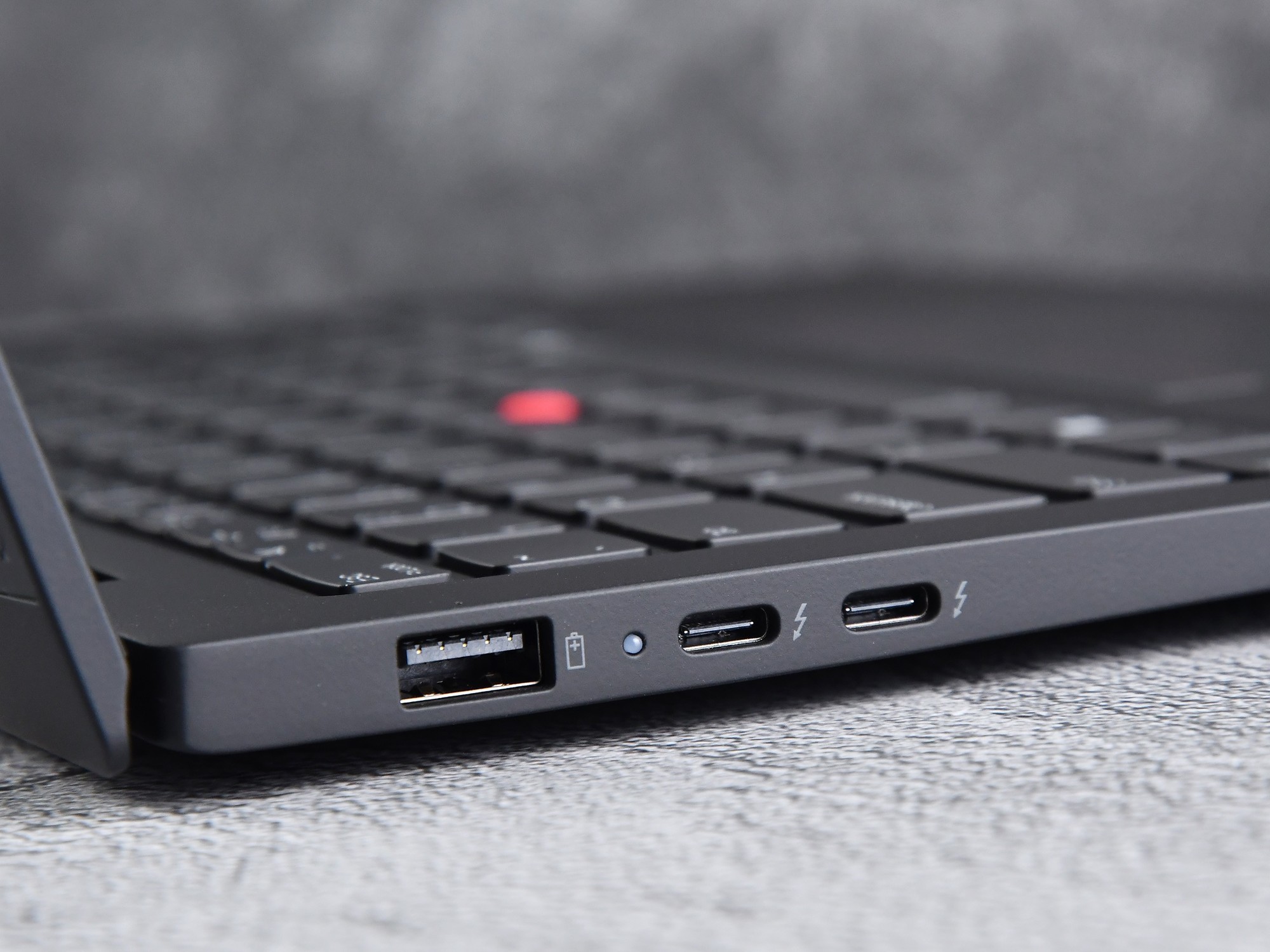 ThinkPad X1 Carbon Aura AI元启版评测：986克超便携酷睿Ultra AI PC