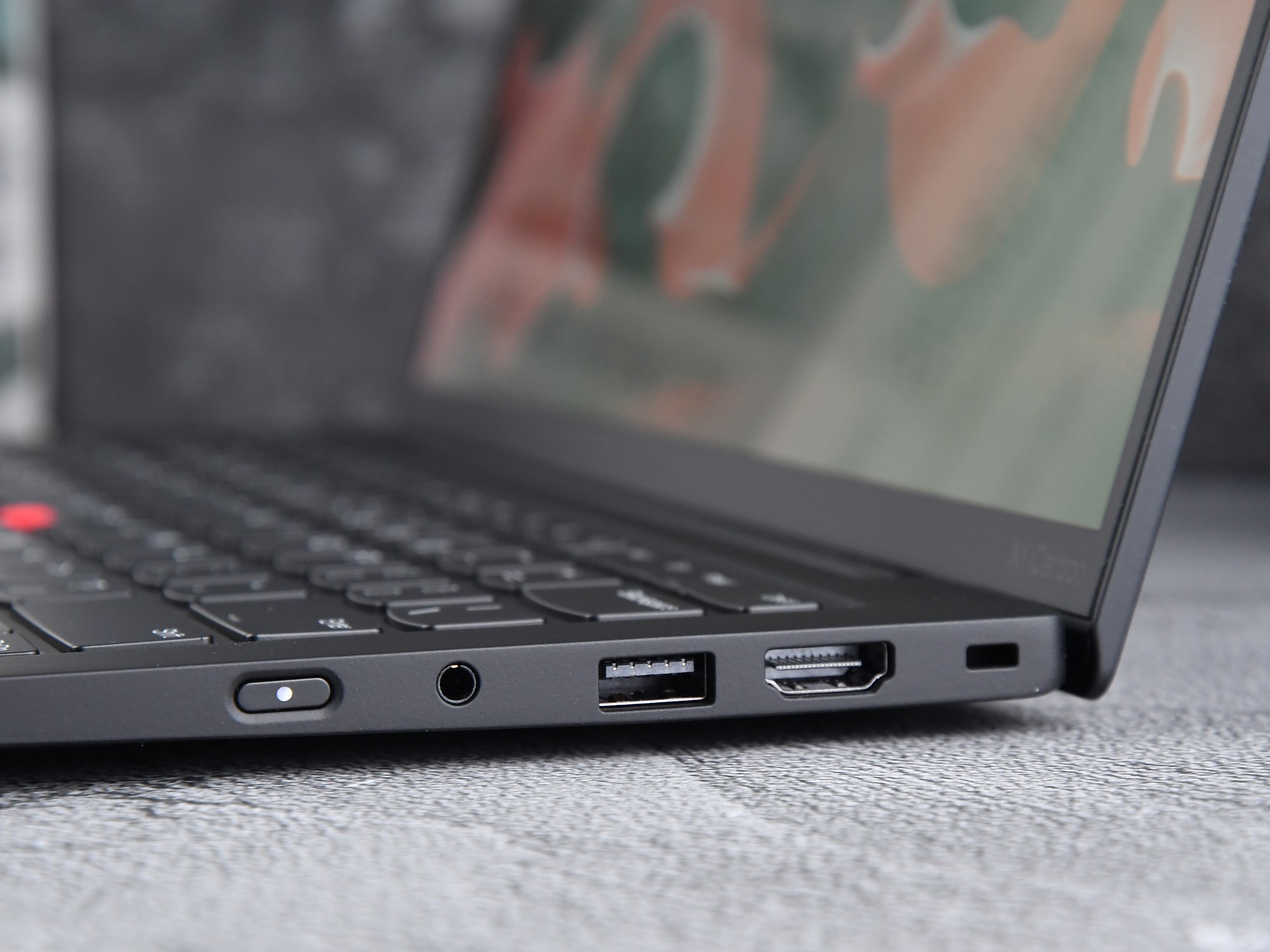 ThinkPad X1 Carbon Aura AI元启版评测：986克超便携酷睿Ultra AI PC