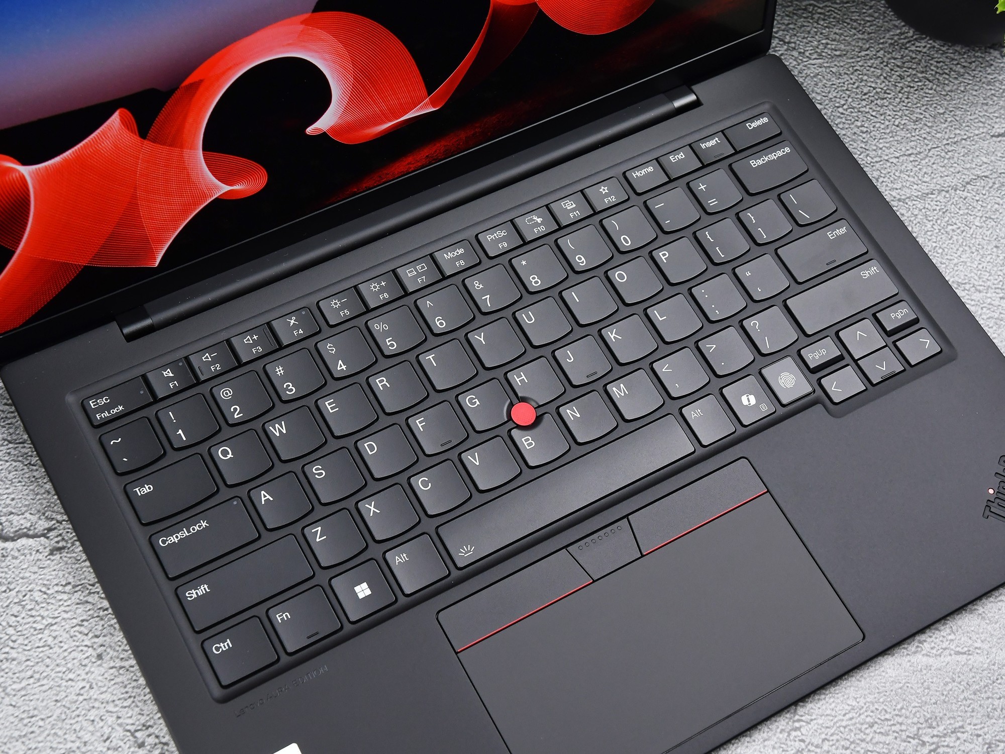 ThinkPad X1 Carbon Aura AI元启版评测：986克超便携酷睿Ultra AI PC