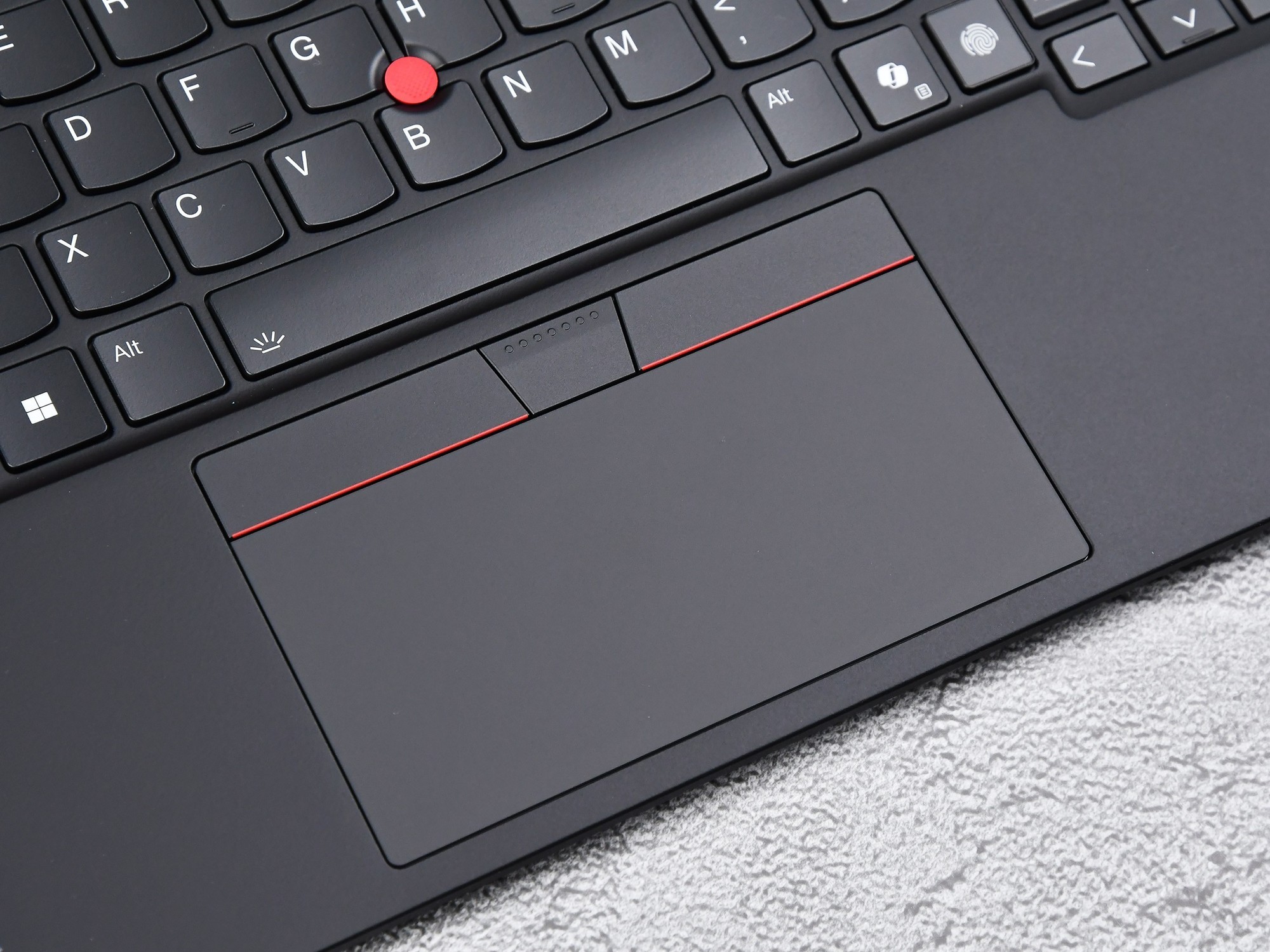 ThinkPad X1 Carbon Aura AI元启版评测：986克超便携酷睿Ultra AI PC