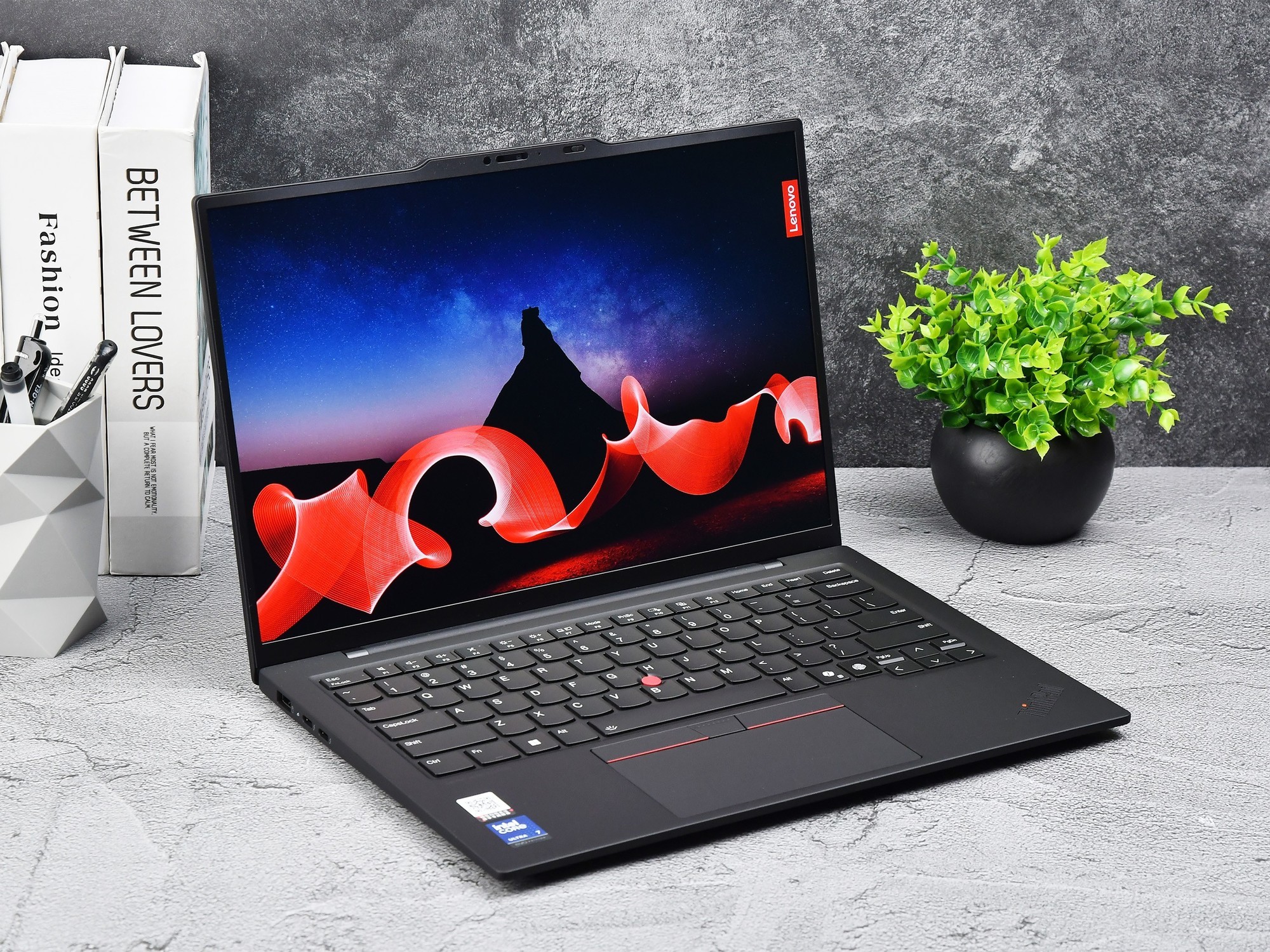 ThinkPad X1 Carbon Aura AI元启版评测：986克超便携酷睿Ultra AI PC