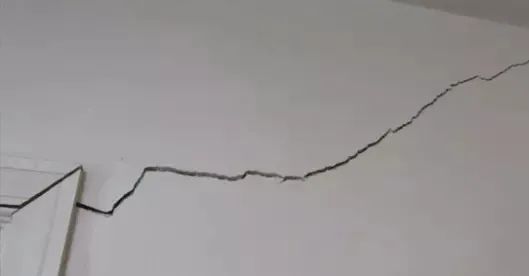 墙体开裂会导致壁纸开裂吗__墙体有裂纹墙纸能遮住吗