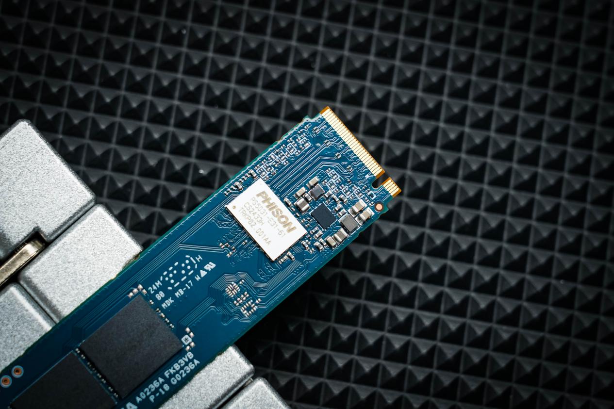 铠侠EXCERIA PLUS G4固态硬盘评测：另辟蹊径 打造高能效PCIe5.0硬盘新典范