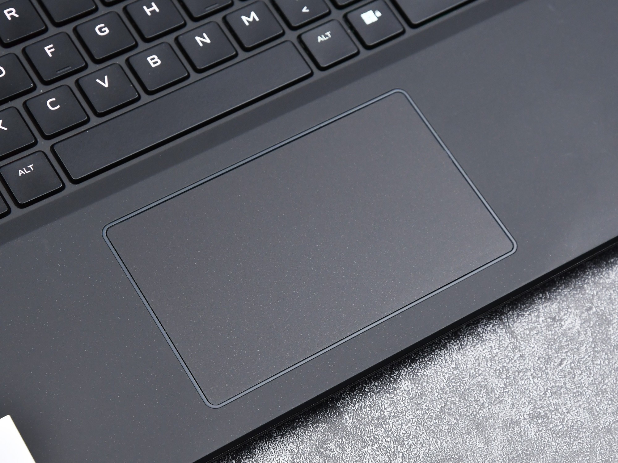 Alienware外星人m16 R2评测：触手可得的信仰级硬核游戏本