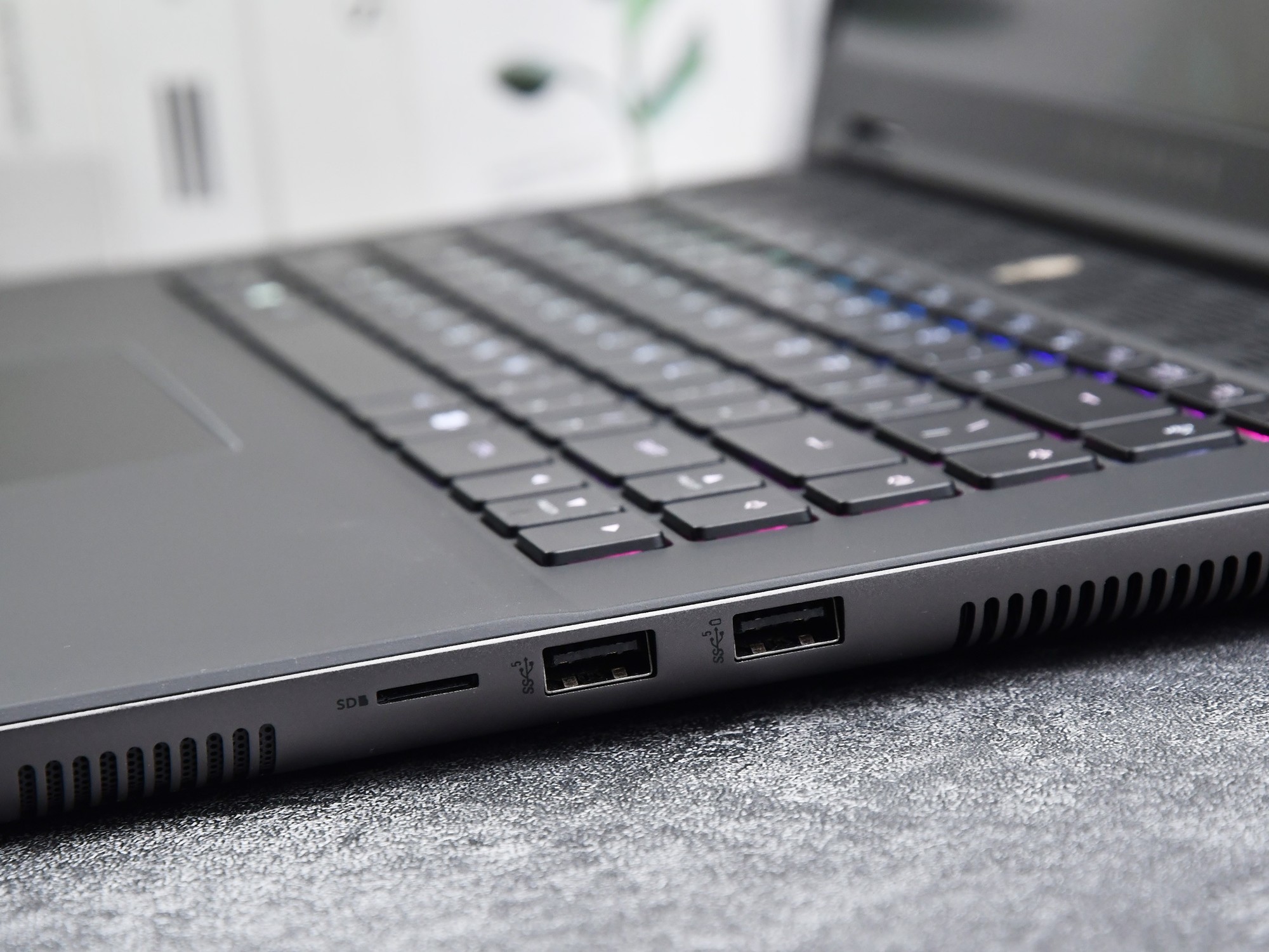 Alienware外星人m16 R2评测：触手可得的信仰级硬核游戏本
