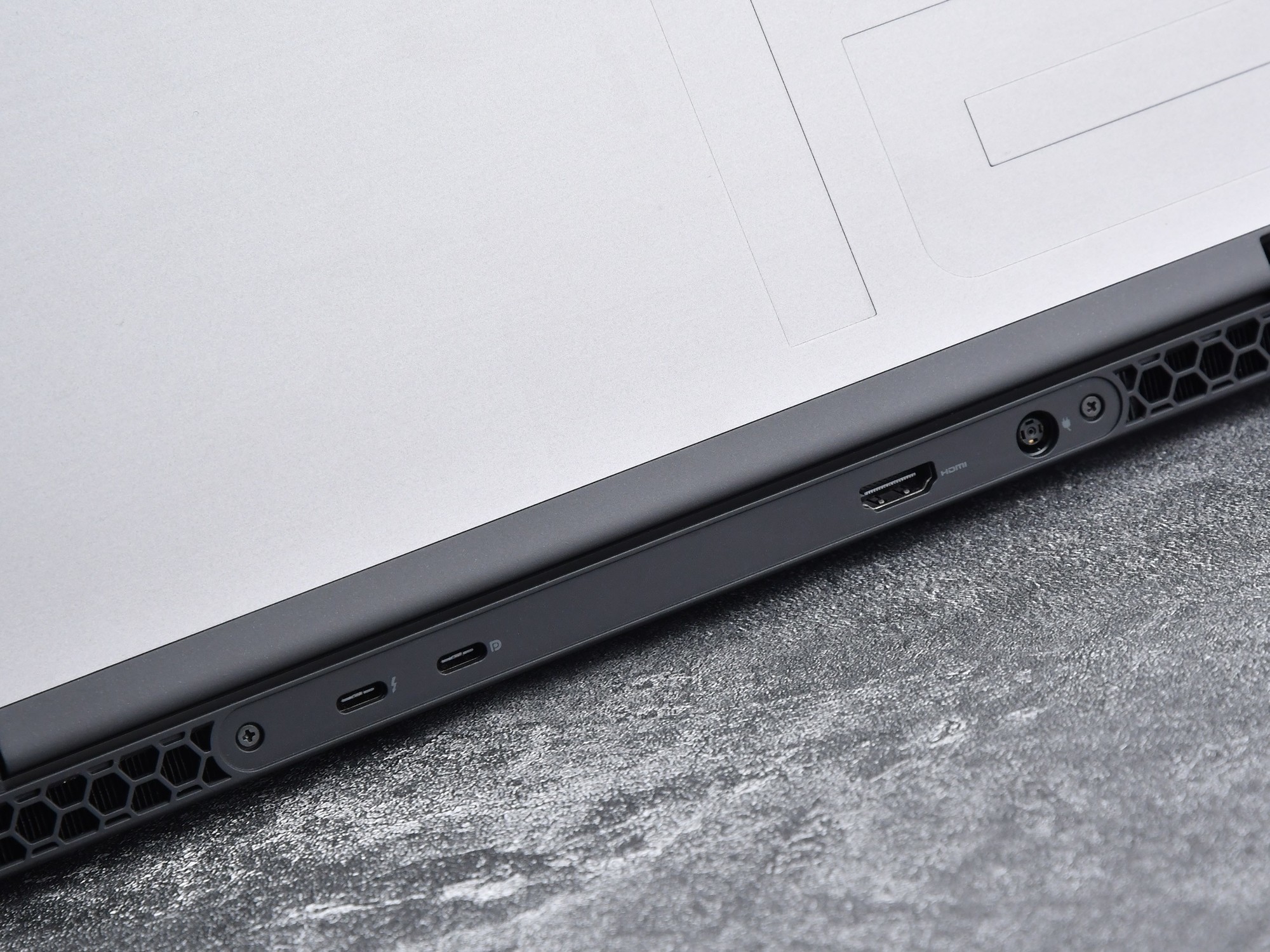 Alienware外星人m16 R2评测：触手可得的信仰级硬核游戏本
