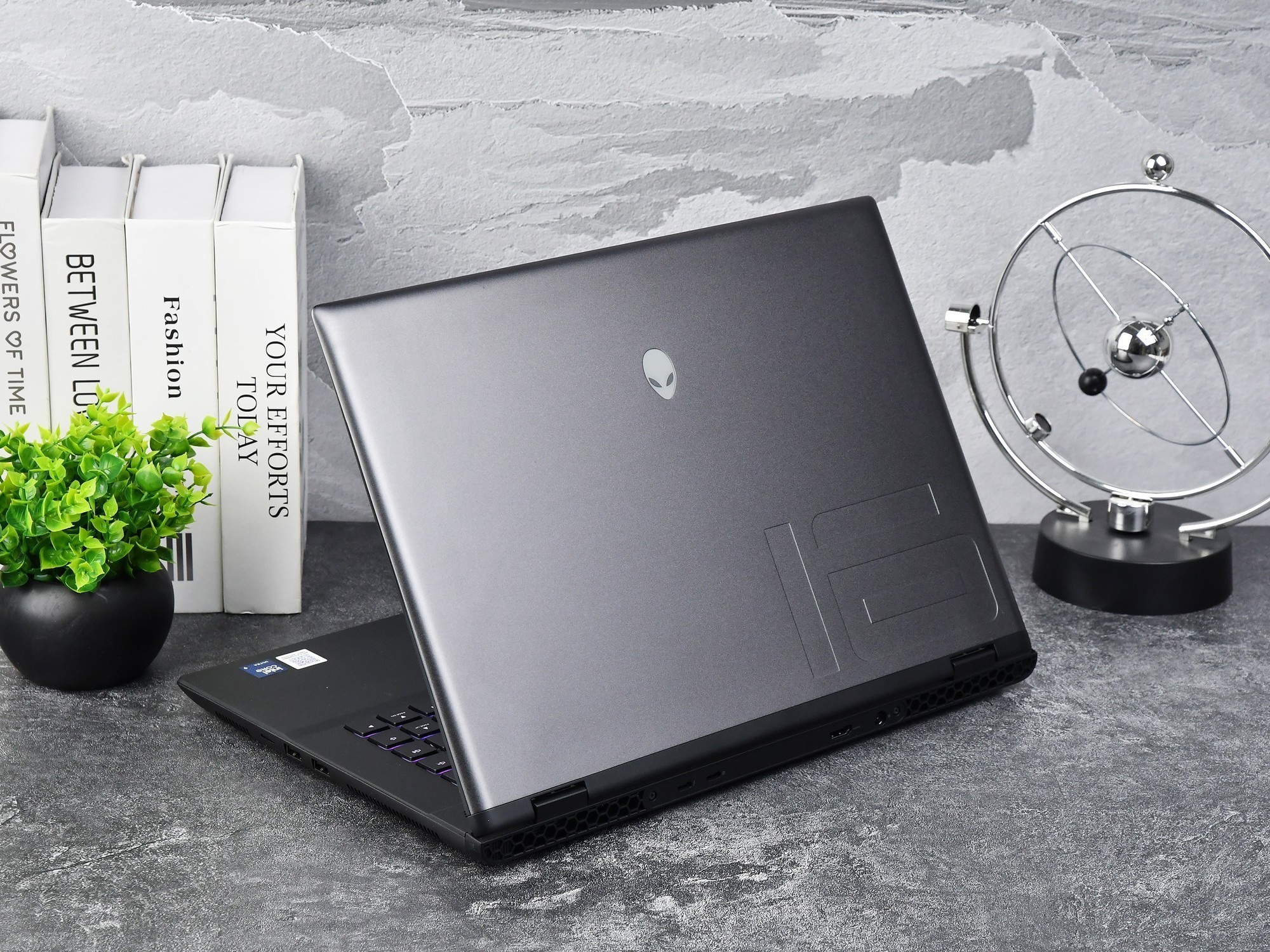 Alienware外星人m16 R2评测：触手可得的信仰级硬核游戏本