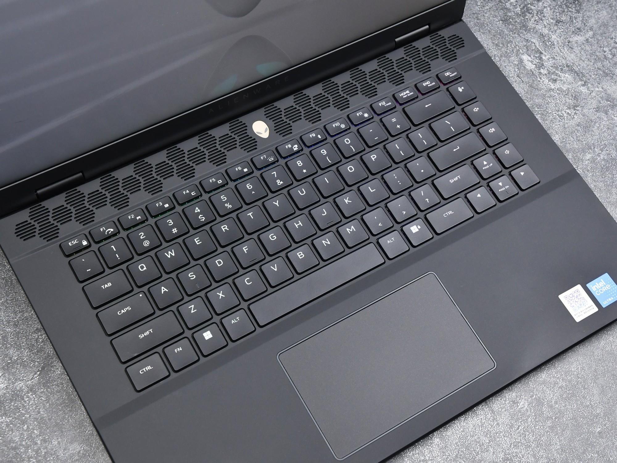 Alienware外星人m16 R2评测：触手可得的信仰级硬核游戏本