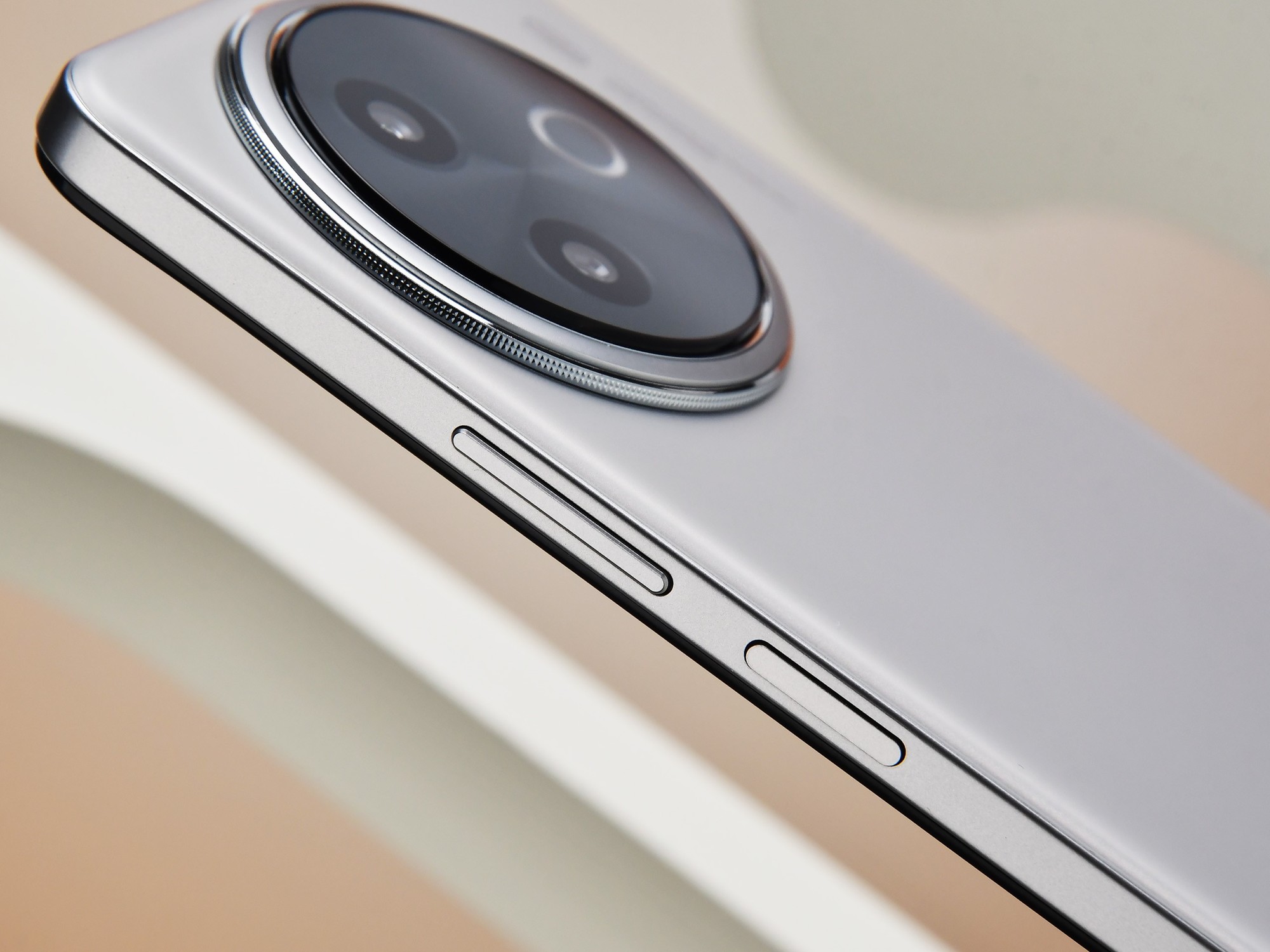 vivo Y300i全面评测：抗摔又抗打的千元小钢炮