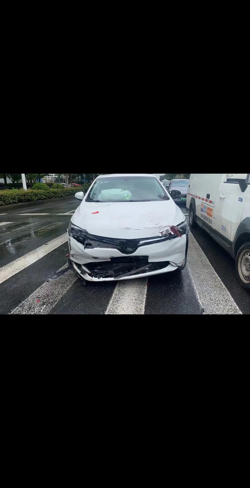 刹车乘客物品摔坏__因急刹车导致乘客受伤