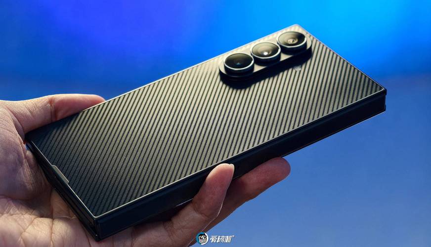 _三星 Galaxy Z TriFold 评测：三折叠的新路线，生产力的再飞跃_三星 Galaxy Z TriFold 评测：三折叠的新路线，生产力的再飞跃